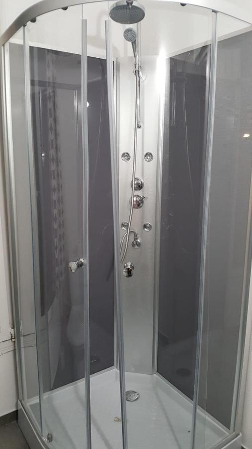 3 Hebergements - Au 1Er Etage 1 Appartement 2 Pieces Et Au 2Eme Etage Un Logement De 2 Chambres Louees Separement Avec Coin Cuisine Et Toilettes A Partager- Dans Pavillon Au Pied Du Rer B A 5 Minutes De Paris Et 30 Mn Stade De France كياشاه المظهر الخارجي الصورة