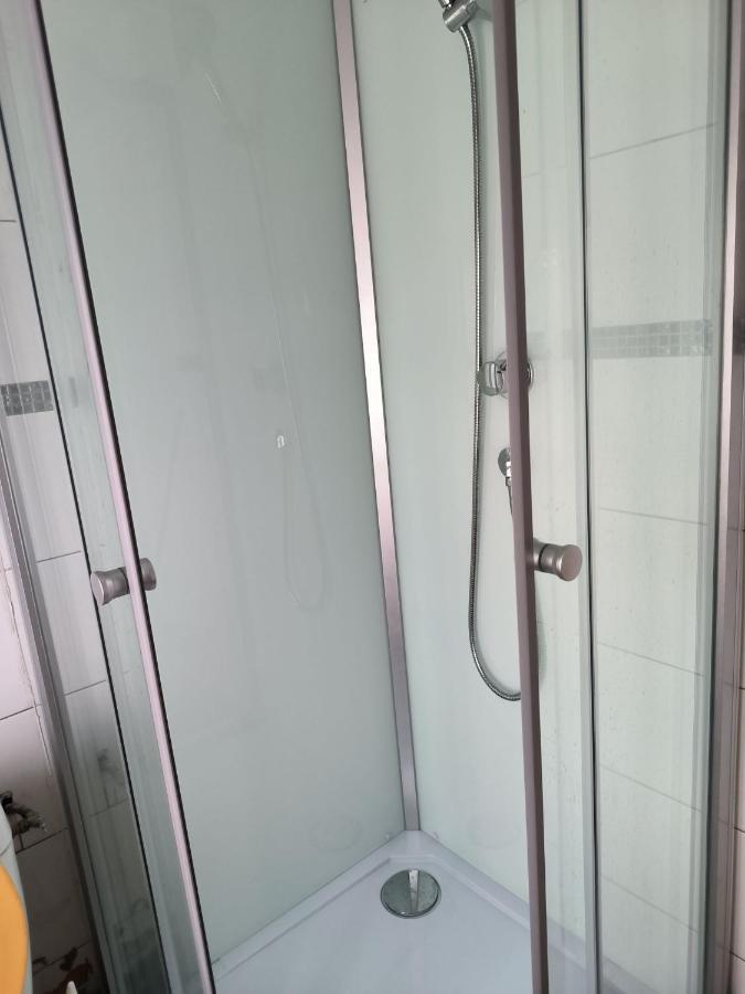 3 Hebergements - Au 1Er Etage 1 Appartement 2 Pieces Et Au 2Eme Etage Un Logement De 2 Chambres Louees Separement Avec Coin Cuisine Et Toilettes A Partager- Dans Pavillon Au Pied Du Rer B A 5 Minutes De Paris Et 30 Mn Stade De France كياشاه المظهر الخارجي الصورة