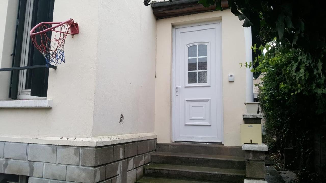 3 Hebergements - Au 1Er Etage 1 Appartement 2 Pieces Et Au 2Eme Etage Un Logement De 2 Chambres Louees Separement Avec Coin Cuisine Et Toilettes A Partager- Dans Pavillon Au Pied Du Rer B A 5 Minutes De Paris Et 30 Mn Stade De France كياشاه المظهر الخارجي الصورة