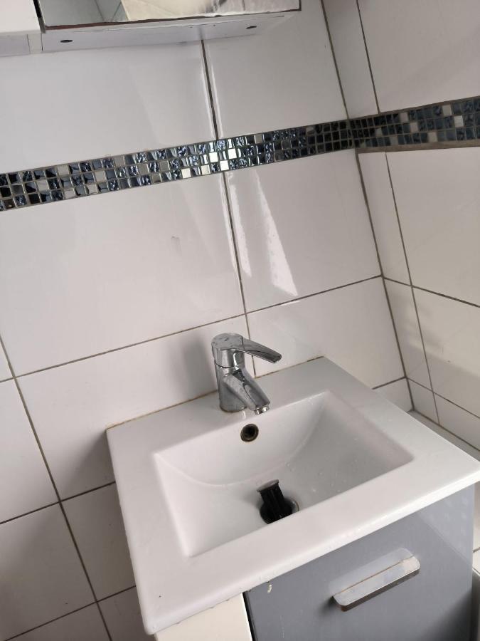3 Hebergements - Au 1Er Etage 1 Appartement 2 Pieces Et Au 2Eme Etage Un Logement De 2 Chambres Louees Separement Avec Coin Cuisine Et Toilettes A Partager- Dans Pavillon Au Pied Du Rer B A 5 Minutes De Paris Et 30 Mn Stade De France كياشاه المظهر الخارجي الصورة