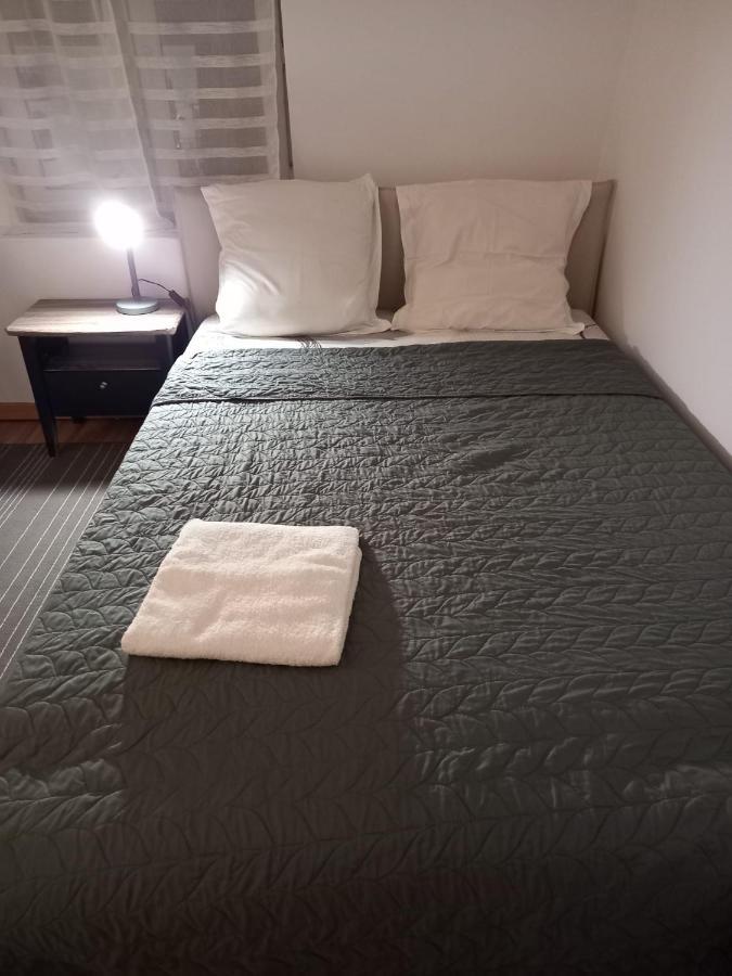 3 Hebergements - Au 1Er Etage 1 Appartement 2 Pieces Et Au 2Eme Etage Un Logement De 2 Chambres Louees Separement Avec Coin Cuisine Et Toilettes A Partager- Dans Pavillon Au Pied Du Rer B A 5 Minutes De Paris Et 30 Mn Stade De France كياشاه المظهر الخارجي الصورة