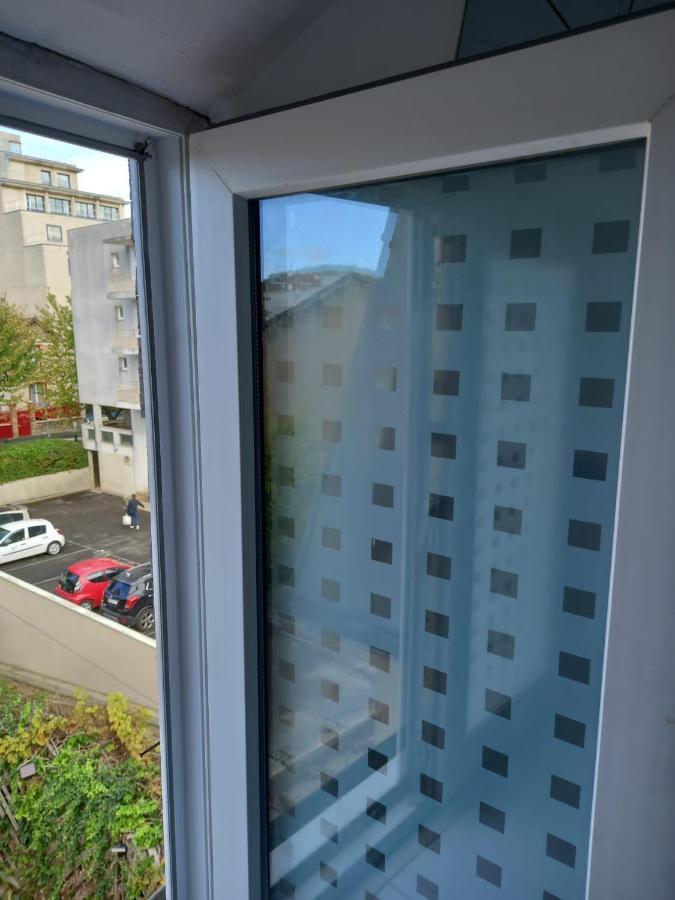 3 Hebergements - Au 1Er Etage 1 Appartement 2 Pieces Et Au 2Eme Etage Un Logement De 2 Chambres Louees Separement Avec Coin Cuisine Et Toilettes A Partager- Dans Pavillon Au Pied Du Rer B A 5 Minutes De Paris Et 30 Mn Stade De France كياشاه المظهر الخارجي الصورة